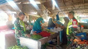 Babinsa Jalin komsos dengan pedagang Sayur