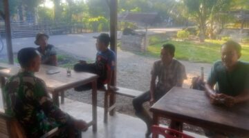 Sambil Nikmati Kopi Babinsa Gelar Komsos Bersama Masyarakat.