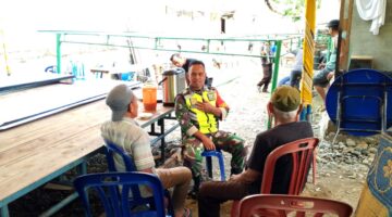 Babinsa melaksanakan komsos dengan Warga Binaan