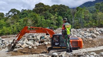 Babinsa Posramil Deleng Pokhkisen Kawal Normalisasi Sungai Lawe Harum Pascabanjir Bandang