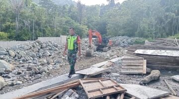 Babinsa Deleng Pokhkisen Turun Tangan Awasi Irigasi Lawe Harum, Hidupkan Semangat Gotong Royong Warga