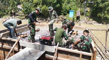 Satgas Jembatan Gantung Perintis Garuda Bersama Warga Cor Angker, Perkuat Konstruksi Jembatan Penghubung Dua Desa
