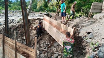 Babinsa Bersama Warga Kompak Pasang Mal Pondasi Tiang Pylon Yang Telah Di Pasang