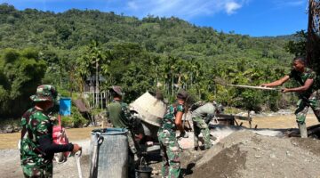 Semangat Kebersamaan, TNI dan Warga Bahu-Membahu Cor Angker Jembatan Perintis Garuda