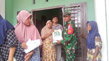 Babinsa Koramil 05/ DM Salurkan Bantuan Beras, Ringankan Beban Warga