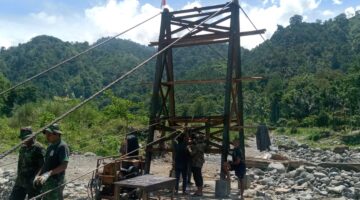 Struktur Jembatan Mulai Terlihat Babinsa Dan Warga Ikat Tali Sling