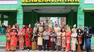 KAPOLRES AGARA LEPAS KARNAVAL BUDAYA, LAUTAN WARNA TRADISI SEMARAKKAN HARI JADI KE-52 ACEH TENGGARA