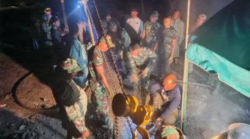 Tak Kenal Menyerah Anggota Satgas Jembatan Gantung Perintis Kodim 0108/Agara Tarik Sling Hingga Malam