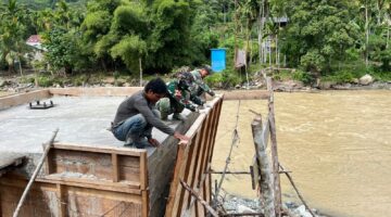Dengan semangat Personil TNI Buka Papan Cor Jembatan Perintis yang siap di Cor di Beutong Ateuh Banggalang