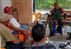 Babinsa Koramil 02/Seunagan Komsos Bersama Dengan Tokoh Masyarakat Di Wilayah Binaan   