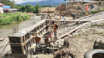 Babinsa Bersama Warga Masyarakat cor Pondasi Jembatan Beton