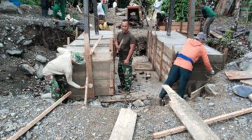 Babinsa Bersama Warga Masyarakat Buka Mal Pondasi Tiang Pylon Jembatan Gantung Perintis