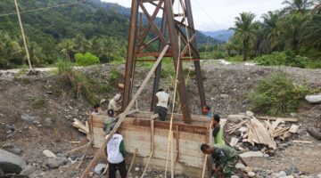 Babinsa Bersama Warga Masyarakat Gotong Royong Cor Tiang Pylon Jembatan Gantung Perintis