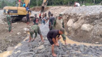 Antisipasi Erosi Babinsa Dan Warga Gotong Royong Pasang Bronjong