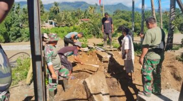 Babinsa Bersama Masyarakat Gotong Royong Timbun Pondasi Tiang Jembatan Gantung Perintis