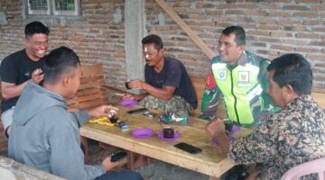 Babinsa Bincang Santai di Kedai Kopi, Dengar Langsung Aspirasi Warga