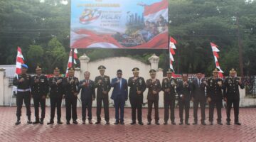 Sinergitas TNI – Polri, Kodim 0116/Nagan Raya Hadiri Upacara HUT Bhayangkara ke-80 dan Berikan Kejutan Ulang Tahun