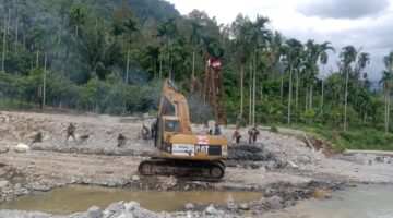 Babinsa Posramil Lawe Sumur Terus Kawal Kegiatan Normalisasi Sungai Pantai Timur