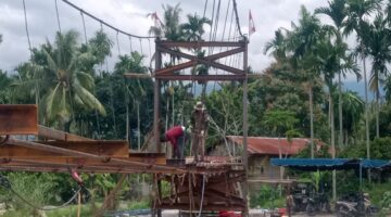 Babinsa Percepat Pembangunan Jembatan Gantung Perintis di Desa Teger Miko
