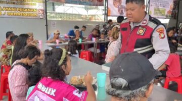 Jumat Berkah Polsek Metro Penjaringan, Bagikan Makanan Gratis untuk Warga hingga Pengemudi Angkutan Umum