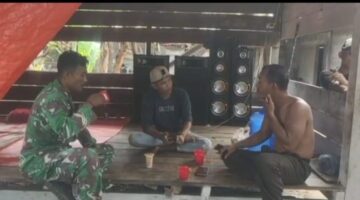 Komsos Dengan Warga, Babinsa Posramil Tadu Raya juga Rutin Pantau Wilayah Binaan