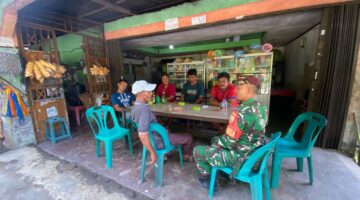 Ngobrol di Warung Kopi, Babinsa Ajak Warga Bentengi Desa dari Narkoba dan Judi Online