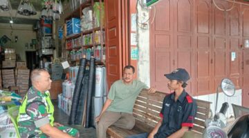 Babinsa Desa Simpang Dua Melaksanakan Komsos Bersama Warga, Mengajak Disela-sala Waktu Luang Dengan Kegiatan Hal-hal Yang Berdampak Positif Dan Bermanfaat