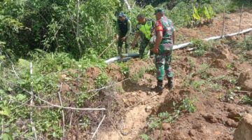 Babinsa Posramil Beutong Ateuh Banggalang Dan PPL Cek Saluran Pipa Irigasi Bersama Kelompok Tani Desa Binaan