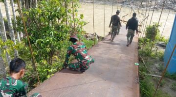 Tak kenal Lelah Prajurit TNI terus kerja keras selesaikan jembatan perintis