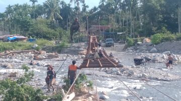 Pemasangan Papan Lantai Jembatan Gantung Perintis Jadi Fokus Pekerjaan Saat Ini