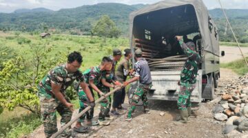 Sempurnakan Elevasi Bentang, Satgas Kodim Terus Lakukan Penegangan Seling Jembatan dan Pengangkatan Tali Sling ke Mobil