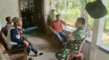 BABINSA LAKUKAN KOMSOS DENGAN WARGA TERKAIT KOPERASI DESA MERAH PUTIH