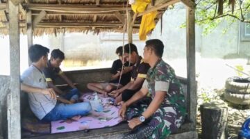 jalin hubungan yg baik Babinsa Posramil Tadu raya melaksanakan komsos d desa binaan