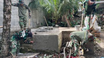 TNI Bangun Pancang Beton sebagai Pondasi Tali Sling Jembatan Gantung di Beutong Ateuh Banggalang
