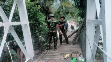 Penuh Semangat Dalam Pemasangan Papan Lantai Jembatan Gantung Perintis Pekerjaan Cepat Terselesaikan