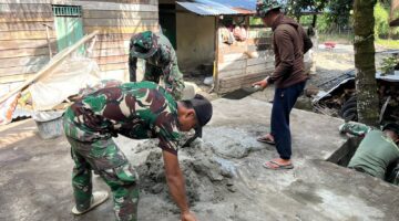 Prajurit TNI Plaster Dinding Pancang Beton Pondasi Tali Seleng Jembatan Gantung