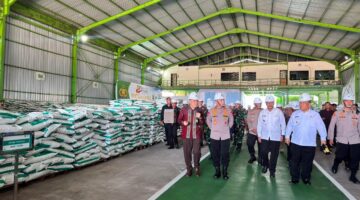 Dari Kampar ke Pasar Global, Kapolri Tinjau Inovasi Pupuk Batu Bara Karya Anak Bangsa