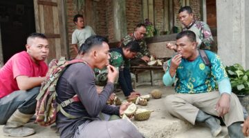 Momen istirahat Babinsa di Sambut Dengan Makn Durian Pemberian Warga