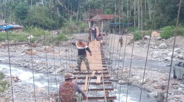 Pemasangan Papan Lantai Jembatan Gantung Perintis Terus di Kebut Pekerjaanya