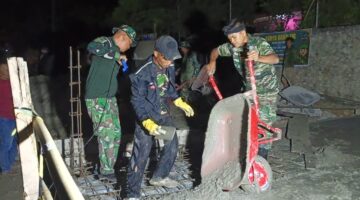 Babinsa dan Warga Lembur Malam cor Lantai Jembatan Beton Akses Warga Antar Desa Antar Kecamatan