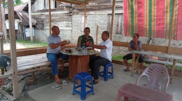 Babinsa jalin komsos dengan masyarakat