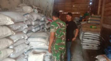 Babinsa Cek Harga Pupuk, Pastikan Ketersediaan dan Harga Wajar
