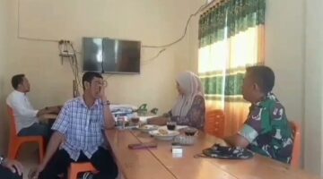 Babinsa Koramil 02/Seunagan Jalin Komsos dengan Warga Di Desa Binaan