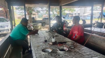 Babinsa Koramil 03/Senagan Timur Komsos Bersama Warga Di warung kopi di Desa Binaan 