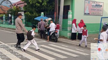 Polres Aceh Tenggara Pastikan Hari Pertama Sekolah Berjalan Aman, Personel Siaga Sejak Pagi Demi Keselamatan Pelajar