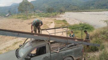 Babinsa Gencar Gotong Royong, Angkat Besi Kebut Perakitan Besi Jembatan Gantung