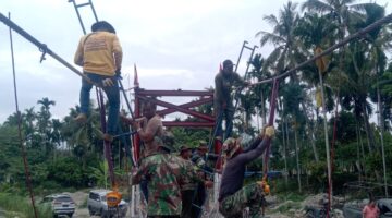 Babinsa Posramil Lawe Sumur dan Warga Gotong Royong Cat Jembatan Gantung Perintis Perkuat Ketahanan Jembatan