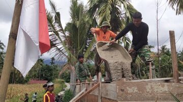 Babinsa Bersama Warga Cor Pylon Jembatan Gantung Menjadi Harapan Baru Warga Lawe Pinis