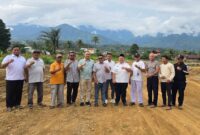 Wakil Bupati Heri Al Hilal, Pembina Grasstrack Aceh, H. Muslim Ayub, S.H., M.M dan Ketua IMI Aceh Tenggara, Abi Hasan.  Meninjau kesiapan Sirkuit IMI Desa Kumbang Indah, Rabu (29/7/2026).