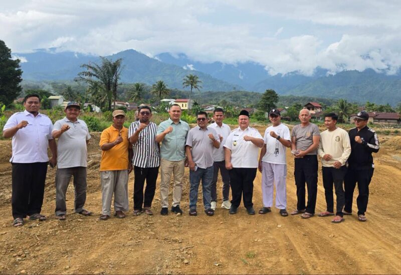Wakil Bupati Heri Al Hilal, Pembina Grasstrack Aceh, H. Muslim Ayub, S.H., M.M dan Ketua IMI Aceh Tenggara, Abi Hasan.  Meninjau kesiapan Sirkuit IMI Desa Kumbang Indah, Rabu (29/7/2026).